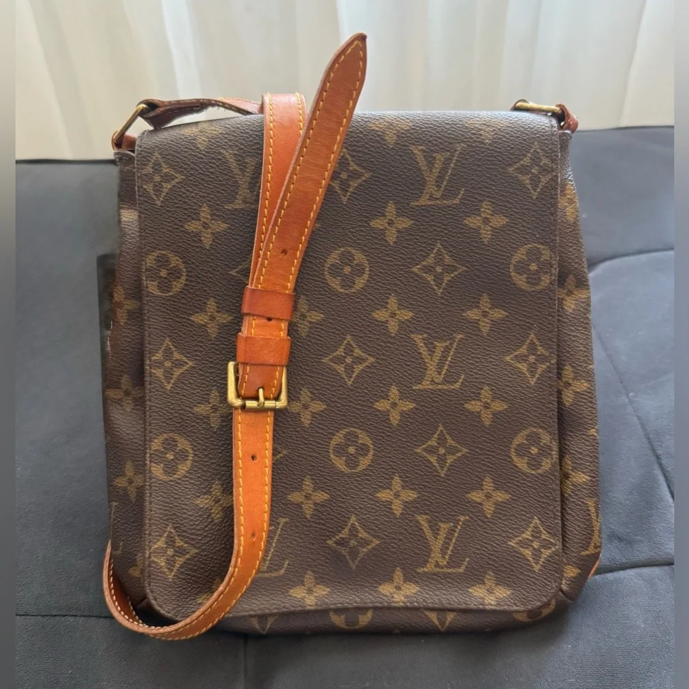 Louis Vuitton Authenticate Monogram shoulder Bag